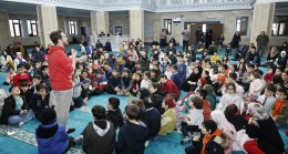 Sultangazili çocuklar, Ramazan ayında Sertaç abileriyle camilerde buluşuyor