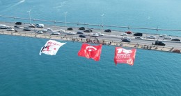 İstanbul’da köprülere dev Türk bayrakları asıldı