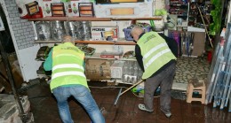 Dükkanını pis su basan vatandaş İSKİ’ye isyan etti, Esenyurt Belediyesi yardımına koştu