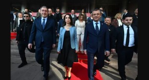 CHP Genel Başkanı Özel, DEM Partisi eş başkanlarını kırmızı halıyla karşıladı
