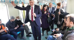 Başkan Adayı Kadem Ekşi, Marmaray’da yolculara projelerini anlattı