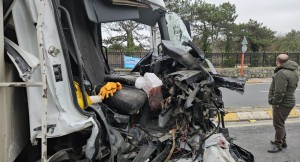 Sarıyer Belediyesi’nin çöp kamyonu İETT otobüsüne çarptı: ağır yaralılar var