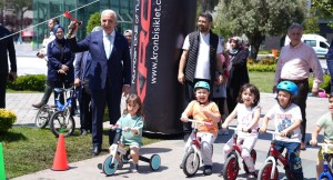 Ümraniye’de bisiklet tutkunu çocuklar kıyasıya yarıştı