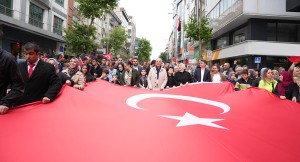 Ümraniyeliler, 19 Mayıs Bayramında büyük Türk Bayrağı ile yürüdü