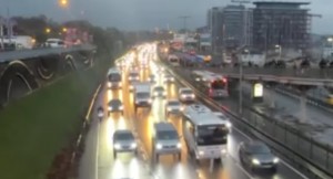 İstanbul yağmurlu bir güne uyandı, trafik yoğunluğu yüzde 80 oldu