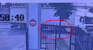 Başakşehir’de tırın altında kalan motosiklet sürücüsü ölümden döndü