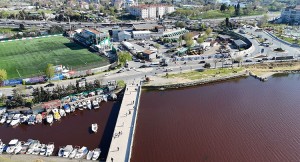 Küçükçekmece Gölü kırmızıya döndü