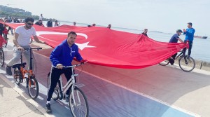 Pendikliler Türk Bayrağı ile pedal çevirdiler