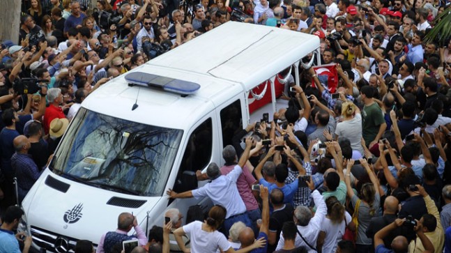 Tarık Akan alkışlarla gömüldü
