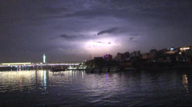 İstanbul şimşeklerle aydınlandı