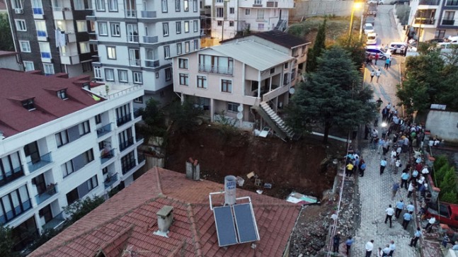 Sancaktepe’de binada çökme riski