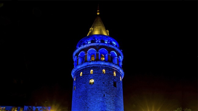 Galata Kulesi çocuklar için mavi yandı