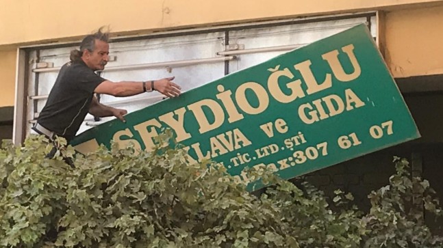 Seydioğlu’nun tabelaları indirildi