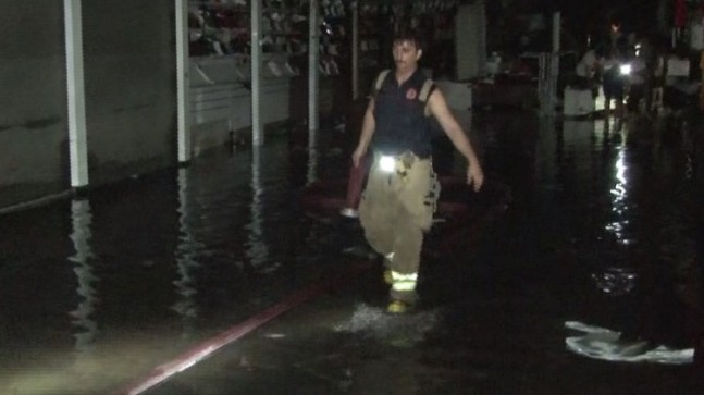 Eminönü’nde su tahliyesi sürüyor