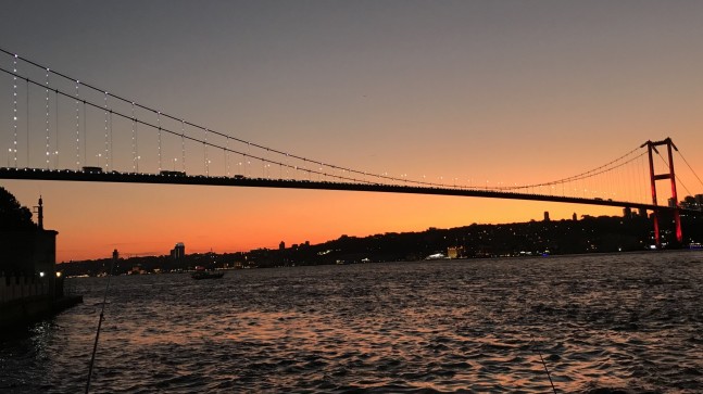 İstanbul Boğazı kızıla büründü