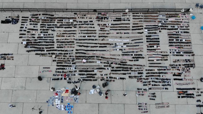 Sular altında kalan ayakkabılar kurutuluyor