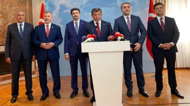 Ahmet Davutoğlu tirenden indi!