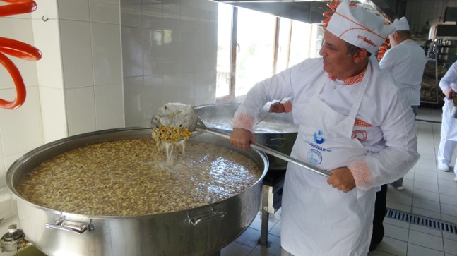 Üsküdarlılara dev kazanlarda aşure