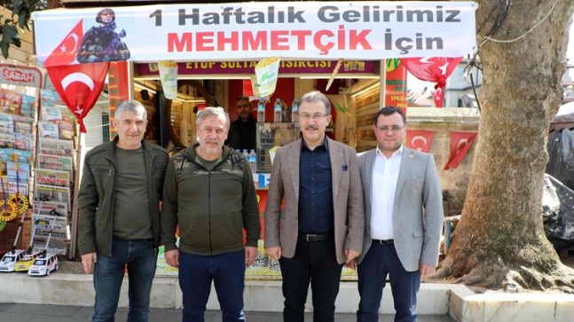 Eyüpsultan esnafı, bir haftalık kazanlarını Mehmetçik Vakfı’na bağışladı