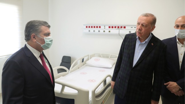 Cumhurbaşkanı Erdoğan, pandemi hastanelerinde incelemelerde bulundu