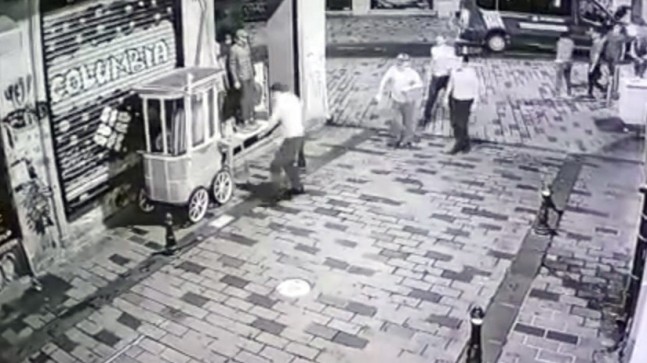 İBB, İstiklal Caddesi’ndeki kestane ve simitçi tezgahlarını gece yarısı kaldırdı