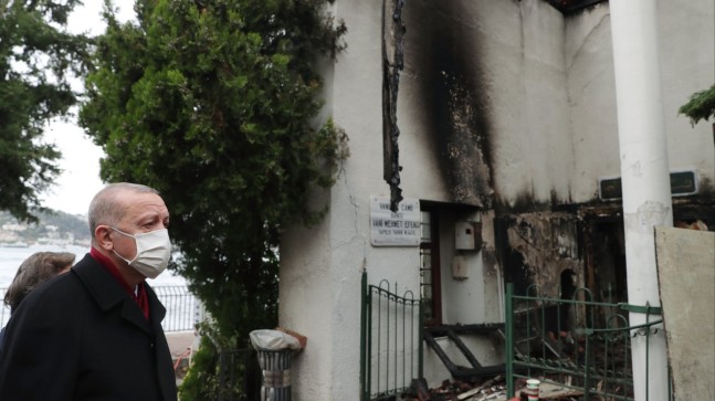 Cumhurbaşkanı Erdoğan, Vaniköy Camii’nde incelemelerde bulundu