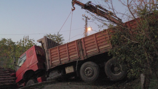 Kamyon evin çatısına uçtu!