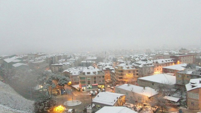 Evlerin çatıları beyazladı