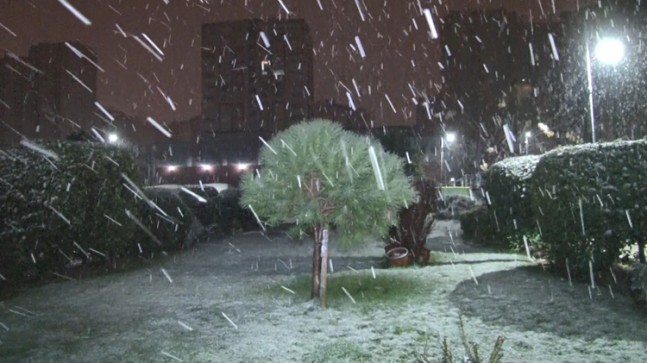 Kar, İstanbul’da bazı yerlerde tuttu