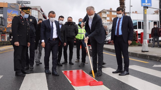 Çekmeköy’de yayalar için kırmızı çizgiler çekildi