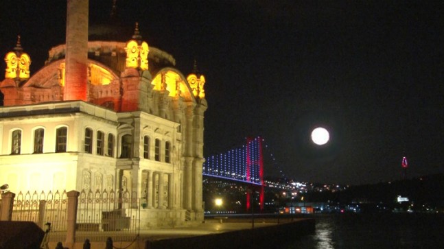 İstanbul semalarında eşsiz ‘Süper Çiçek Kanlı Ay’ görüntüleri