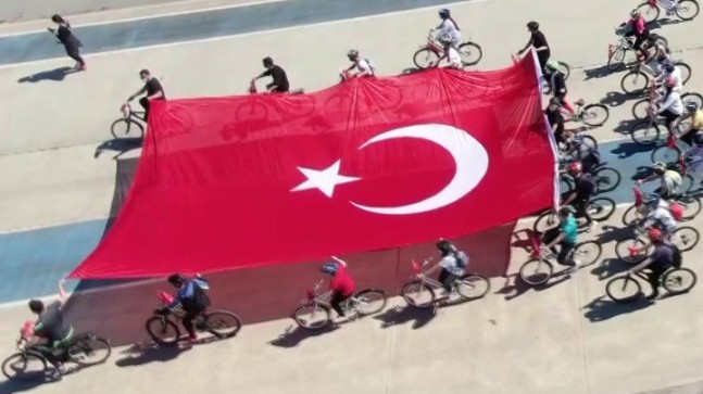Pendik’te Türk bayraklı bisiklet korteji