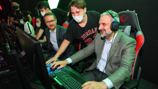 İl Başkanı Kabaktepe Başakşehirli gençlerle ‘Valorant’ oyunu oynadı