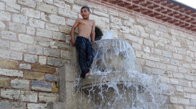 Süs havuzunda tehlikeli görüntüler