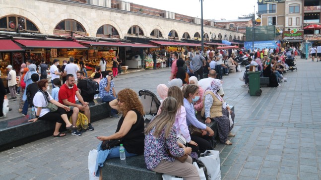 Yasaksız ilk Pazar gününde Eminönü