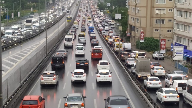 Yağmurda İstanbul trafiği kilitlendi