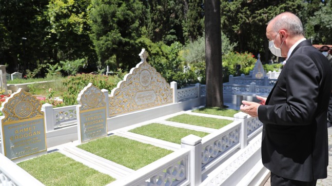 Cumhurbaşkanı Erdoğan anne ve babasının kabrini ziyaret etti