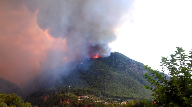 Alevler mahallelere dayandı