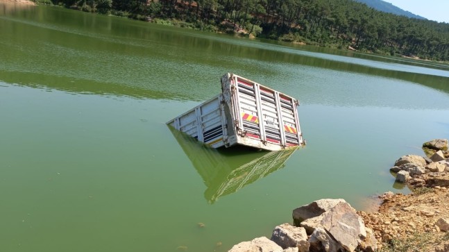 Kamyon gölete uçtu