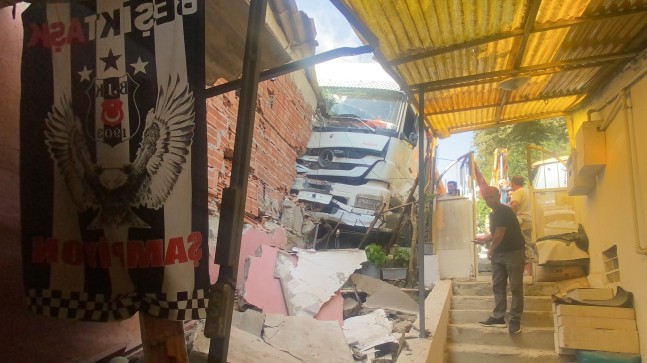 Kamyonun freni patlayınca olan oldu