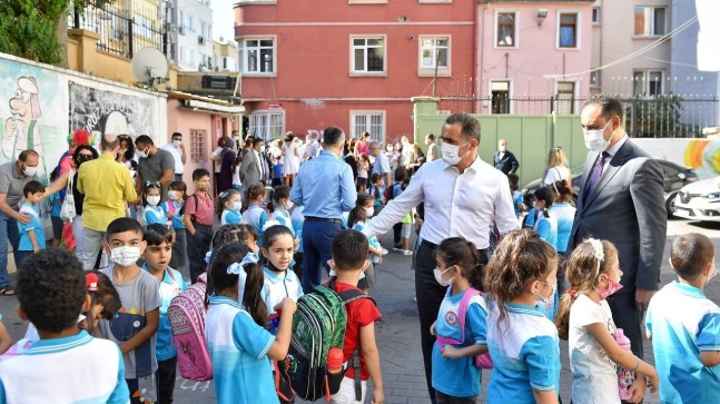 Başkan Yıldız, öğrencilerin ilk ders heyecanına ortak oldu