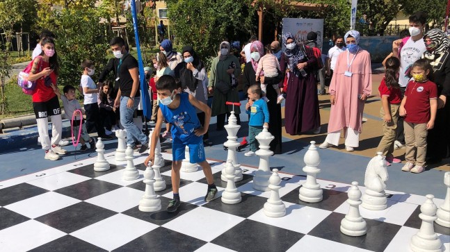 Pendik’te Çocuk Oyunları Sokağında buluşan miniklerin satranç rekabeti