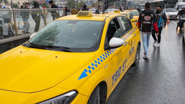 Kurallara uymayan taksiciler turist kılığındaki polise yakalandı