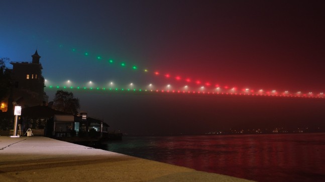 Fatih Sultan Mehmet Köprüsü, Azerbaycan bayrağı renkleri ile ışıklandırıldı