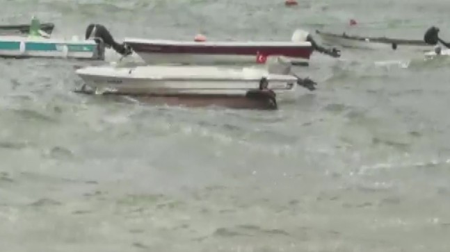 Teknesini kurtarmak için dalgalara aldırmadan canını tehlikeye attı