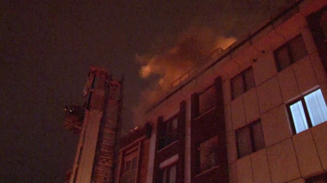 Çekmeköy’de apartman çatısı yandı
