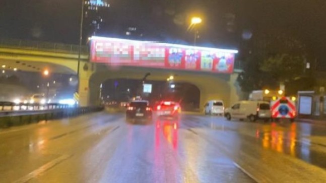 Trafik magandaları, yolda tartışıp araçlarını birbirlerinin üzerine sürdü