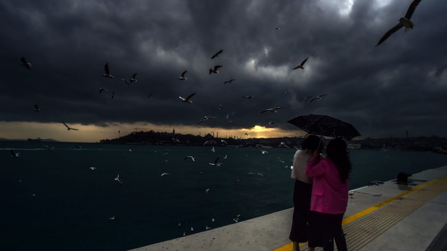 Kar öncesi İstanbul’un gökyüzü kararsa da, görüntüler çok güzel