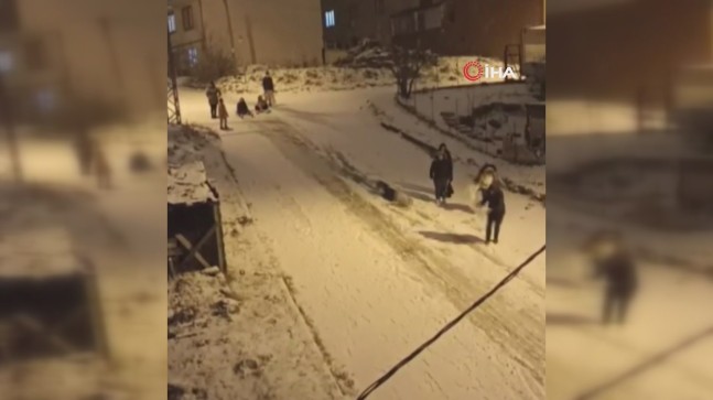 Çocuklar karın keyfini çıkarıyor