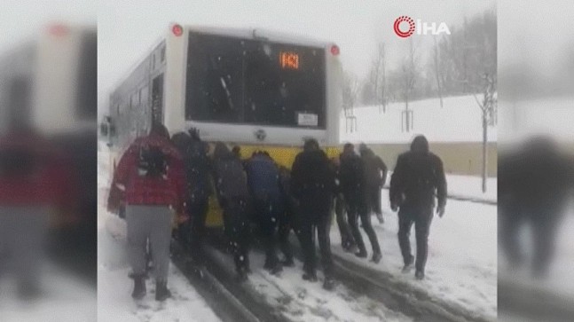 Küçükçekmece’de yolda kalan İETT otobüsünü vatandaşlar böyle itti